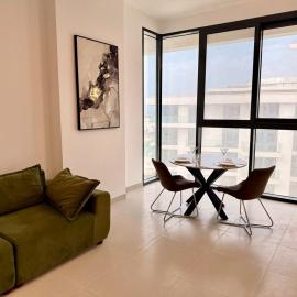 Luxury waterfront apartment with private beach, Hotel in Schardscha