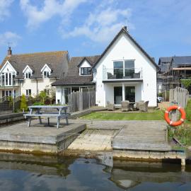 Broadwater on the river in Wroxham โรงแรมในร็อกซ์แฮม