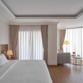 Lyns Hotel, отель в городе Nhơn Trạch