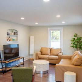 Jefferson & Grounds 3BR Steps from HWS and Hot Tub, Hotel in Geneva