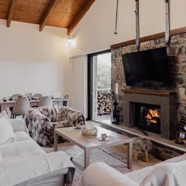 Helmos Euphoria Chalets – hotel w Kalawricie