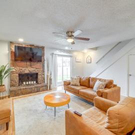 5 Mi to Route 66 Fun! Tulsa Towhome w/ Game Room, hotelli kohteessa Tulsa