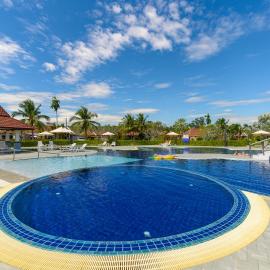 Villa Lomakoti - Cozy Stay Near Laem Mae Phim, Big Pool in Village - วิลล่าส่วนตัวใกล้ทะเล, hotel di Ban Bua Phut
