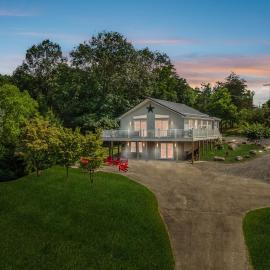 Trailblazer Lodge - Upscale, hot tub, trail, game room, wifi, fire pit, bar, pool table, king bed, view, pet friendly, hotel in Berkeley Springs
