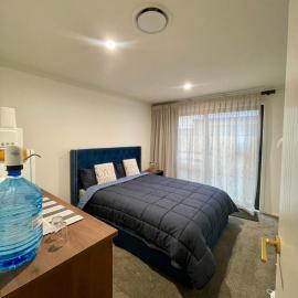 Modern Ensuite Room with Light Kitchenette & Private Entrance in Cromwell, khách sạn ở Cromwell