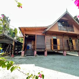 Indah Desa Homestay, hotelli kohteessa Mantin