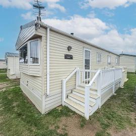 6 Berth Caravan With Side Decking At Suffolk Sands Holiday Park Ref 45054C, hotel i Felixstowe