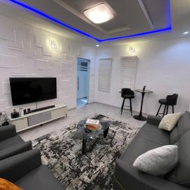 Spacious one bed self compound, hotel di Iju Junction