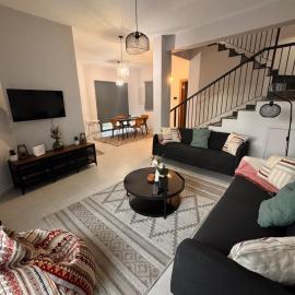 Maroulla's Modern & Spacious Family Home near the Beach, hotel in Limassol