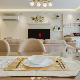 Luxurious 3Bd Hotel Apt in compound Sheikh Zayed with Pool and Gym access