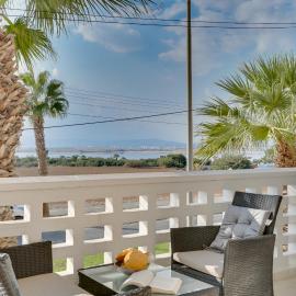 Elisabeth Salt Lake views 200m from Makenzy beach, hotel u Larnaki