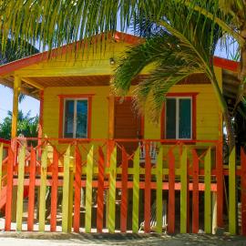 Julia's Beachfront Guesthouse and Cabanas, hotel v mestu Placencia
