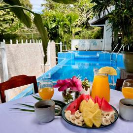 Kika Zaru Free MA Park Tour & Breakfast, ξενοδοχείο στο Manuel Antonio