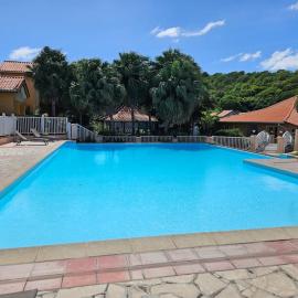 T2 cosy piscine - proche plages et bourg, hotel in Sainte-Anne