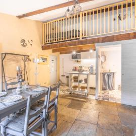 Logement bohème 2 à 4 personnes centre Beaucaire Cocoon 4, hotell i Beaucaire