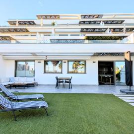 피네스트라트에 위치한 호텔 Apartamento frente a la piscina, gran jardín y vistas al mar