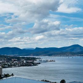 Panoramic Harbour Views Spacious 3BR in Sandy Bay with parking, Hotel in Sandy Bay