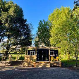 Tiny Haven Taupō- 10 mins from town centre- second accommodation on site our working homestead, Hotel in Oruanui