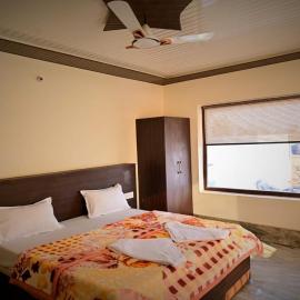 hotelsiyashreeram، فندق في أورشها