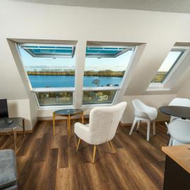 Attic Apartment Stichling With Views Of The Eider, khách sạn ở Süderstapel