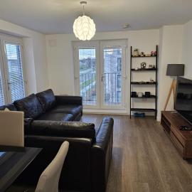 Stylish 2-Bed Flat with Open-Plan Living plus Parking