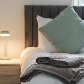 2 Bed Apartment in Chesterfield with FREE parking - Sleeps upto 5 - PERFECT for Workers & Professionals - Hosted by StayHostSave