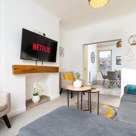 Luxury Spacious Home - Parking - Garden - Sleeps 8