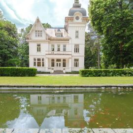 12P 6B Renovated villa with jacuzzi at Genk: Genk'te bir otel
