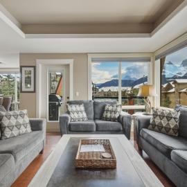 Sunset Ridge - Luxurious Corner Condo - Spectacular Mt Views with open Pool!، فندق في كانمور