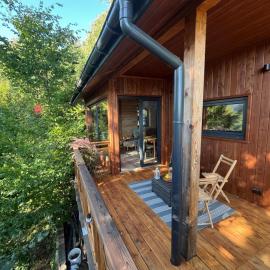 Domek nad jeziorem w górach, hotel u gradu 'Międzybrodzie Bialskie'