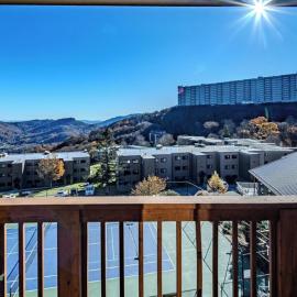 Ski-In Ski-Out Sugar Mountain Getaway with Views and Heated Pool, Hot Tub, Sauna, Gym, and EV, hotel di Sugar Mountain
