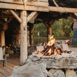 Stonegate Lodge 2 Queen Beds Fast WiFi 50in TV Salt Water Pool Room # 305, hotel in Eureka Springs