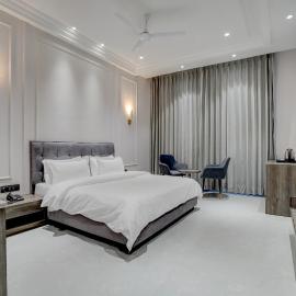 Nirvana Hotel & Banquet، فندق في Batāla