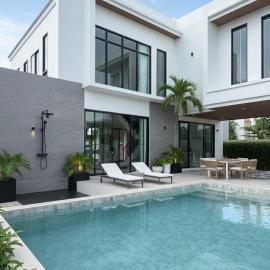 The Crest Buriram พูลวิลล่าบุรีรัมย์, hotell i Ban Krasang