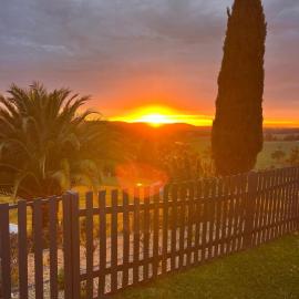 The Bloom Farm Cottage, hotel in Carrajung South