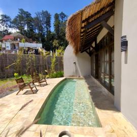 Lotus by Suasana Villa: Sarangan şehrinde bir otel