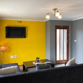 Unit 1, TraversHub Sleeps 6 Self-Catering Group Belhar, CT, hotel v destinaci Belhar