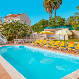 Villa Cape Verde - moradia tranquila com piscina e BBQ em Lagoa, Hotel in Lagoa