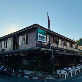Noom Guesthouse, hotel a Lop Buri
