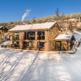 New luxury cabin in Geilo with hot tub, mountain views & ski access، فندق في جيلو