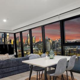 Waterfront 2BR DreamView-Docklands-Gym-Pool-Free Parking، فندق في ملبورن