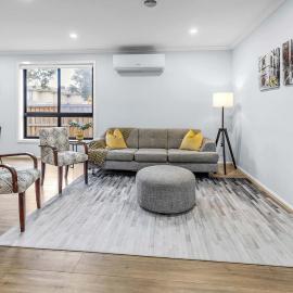 Bright & Cozy 4-Bed Home in Rockbank, hotel di Rockbank