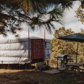 Mongolian yurt at a nature retreat, хотел в Miramonte