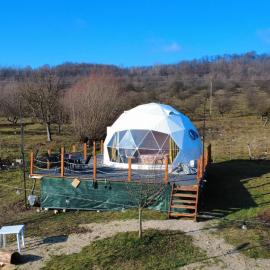 GlampingDenis Igloo, khách sạn ở Mihăeşti