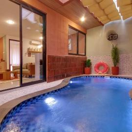 Trevista With Private Pool, отель в городе Curug 1