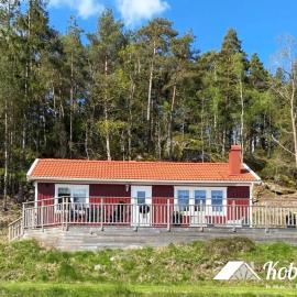 Fresh cottage with lake view and rowing boat SE09156, hotel in Henån