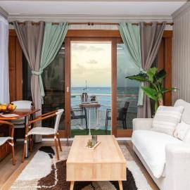 Cozy studio, beach and pool access with sea view, хотел в Marigot