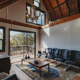 Secluded rustic 3-bedroom cabin on private land, hotel in Miramonte