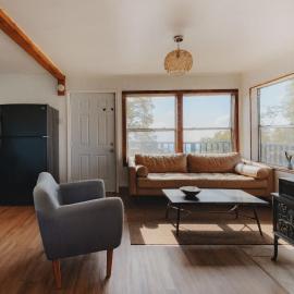 Secluded rustic 2-bedroom cabin on nature retreat, hotel in Miramonte