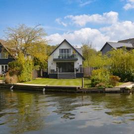 Rendezvous - stunning corner plot on the main river in Wroxham โรงแรมในร็อกซ์แฮม